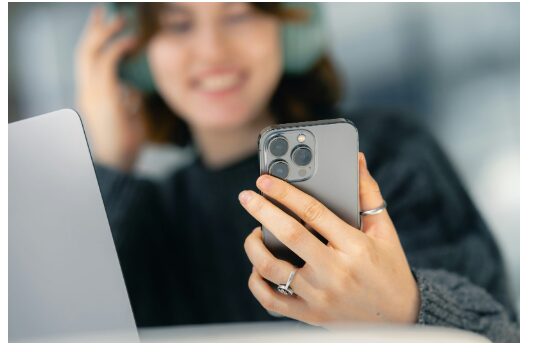 the-psychology-behind-digital-bonds:-why-we-connect-with-virtual-beings